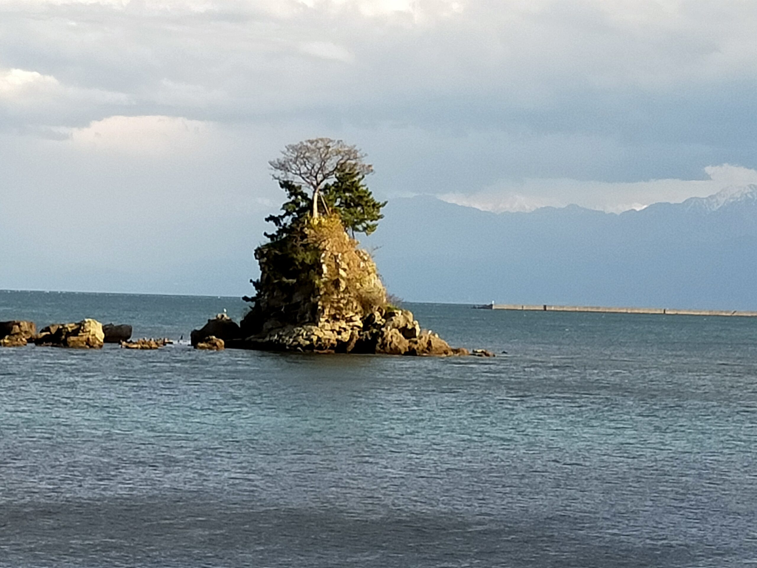 雨晴海岸（あまはらしかいがん）、遠くには立山連峰が見えます。